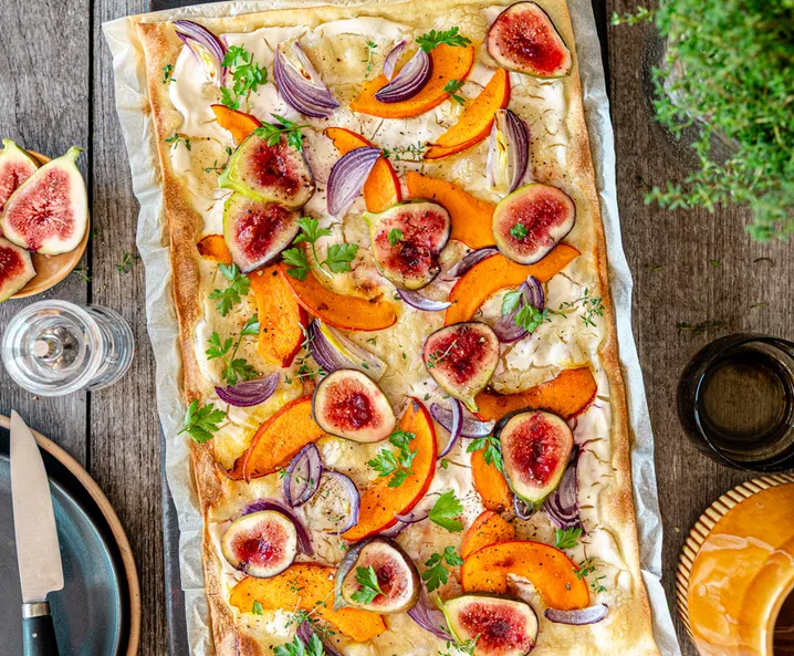 Veganer Flammkuchen mit Kürbis und Feigen