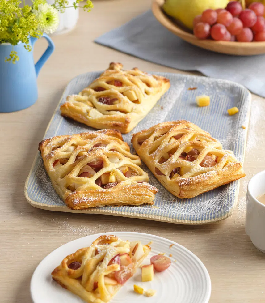 Veganer Obststrudel mit Äpfeln, Birnen und Weintrauben