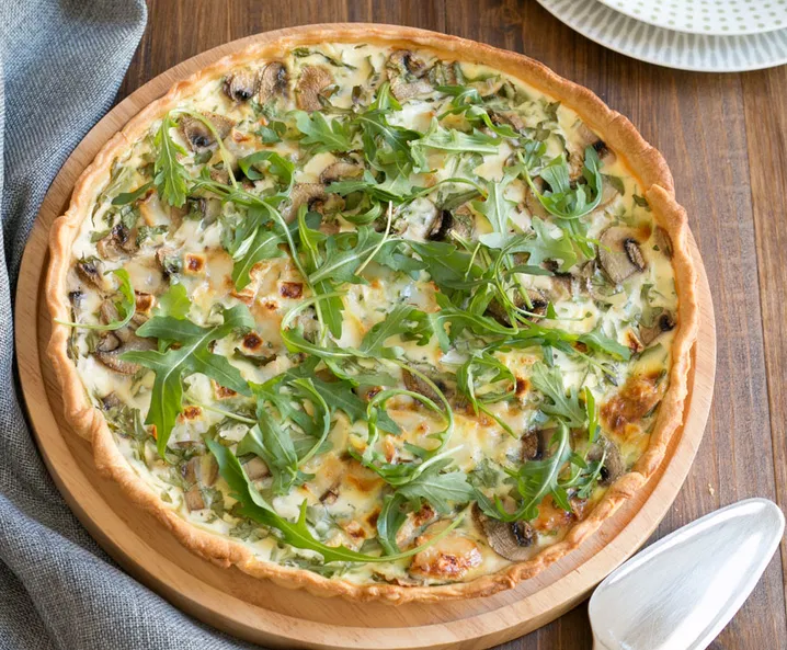 Vegetarische Champignon Quiche mit Ziegenkäse und Rucola