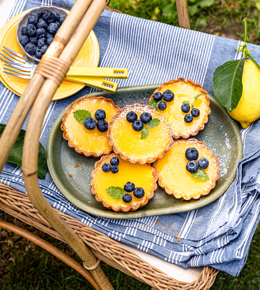 Zitronen-Tartelettes mit Blaubeeren