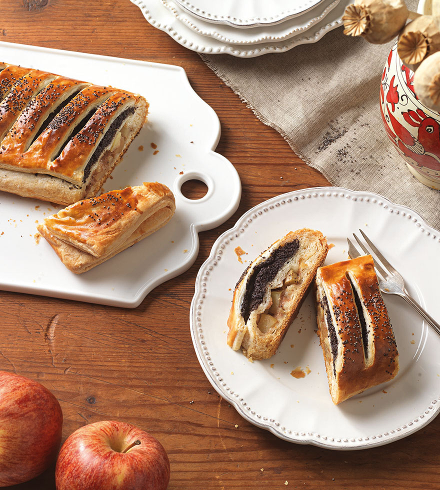 Zweierlei gefüllter Plunderteigstrudel mit Mohn und Apfel