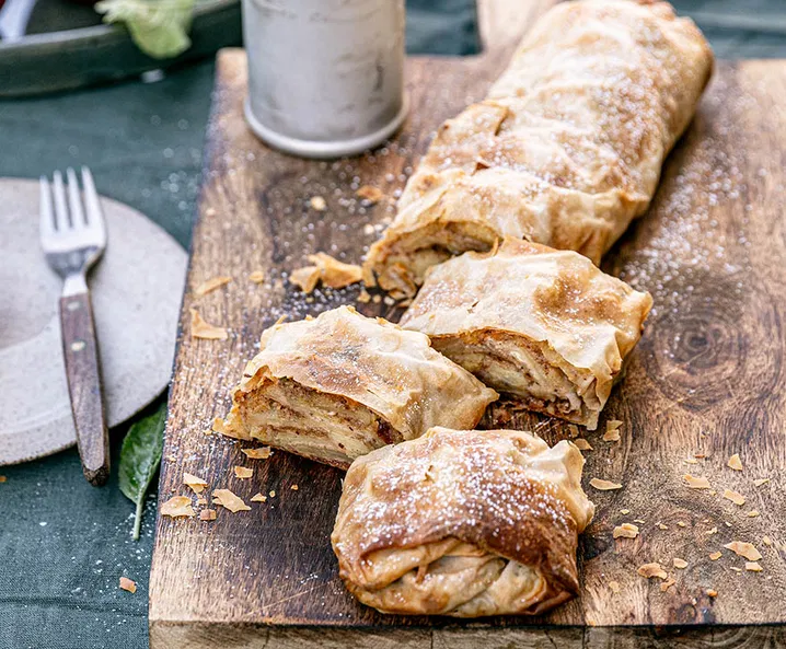 Altwiener Apfelstrudel aus gezogenem Strudelteig - Tante Fanny