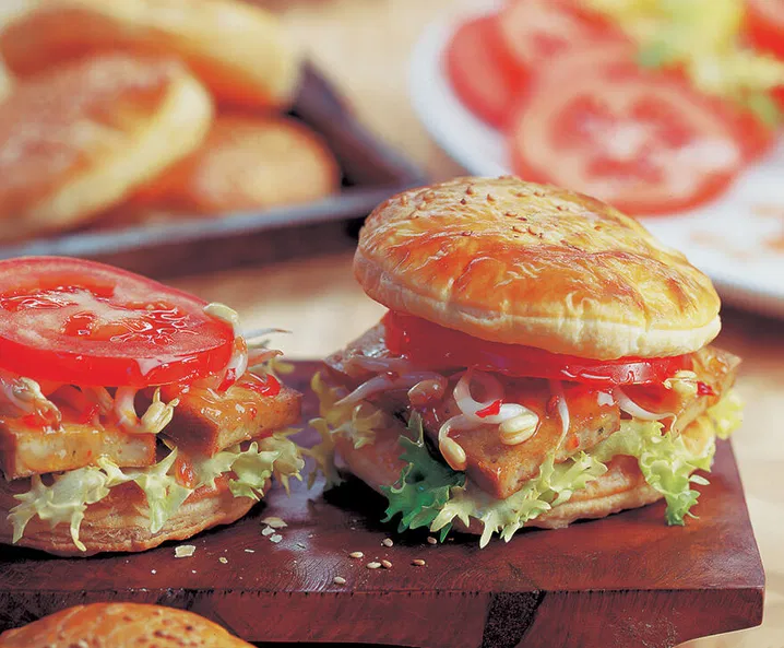 Vegane Blätterteigburger mit Räuchertofu