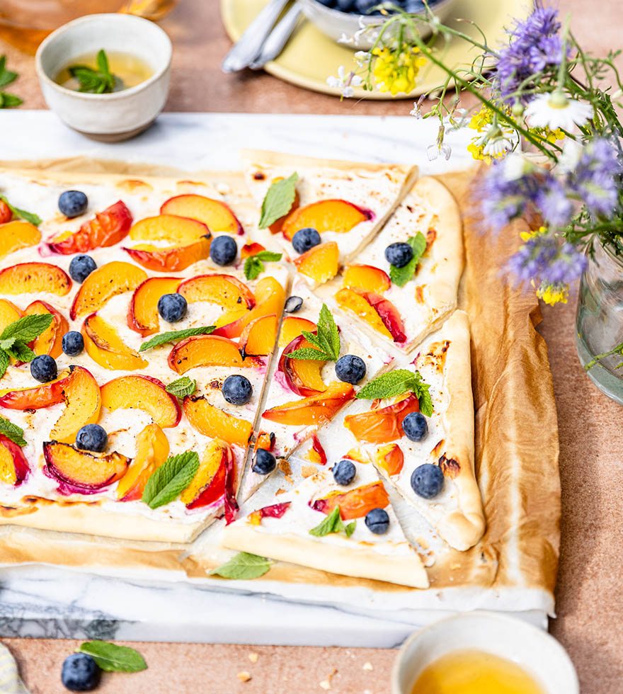 Flammkuchen mit Pfirsich und Heidelbeeren