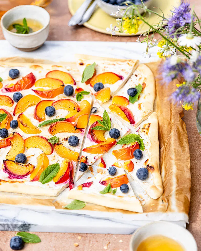 Flammkuchen mit Pfirsich und Heidelbeeren