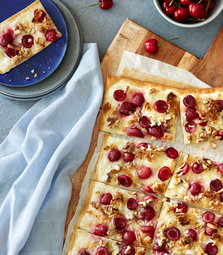 süßer Flammkuchen mit Kirschen