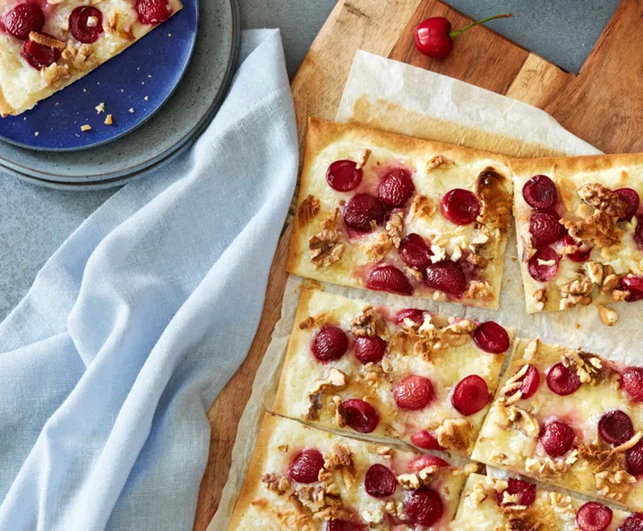 süßer Flammkuchen mit Kirschen