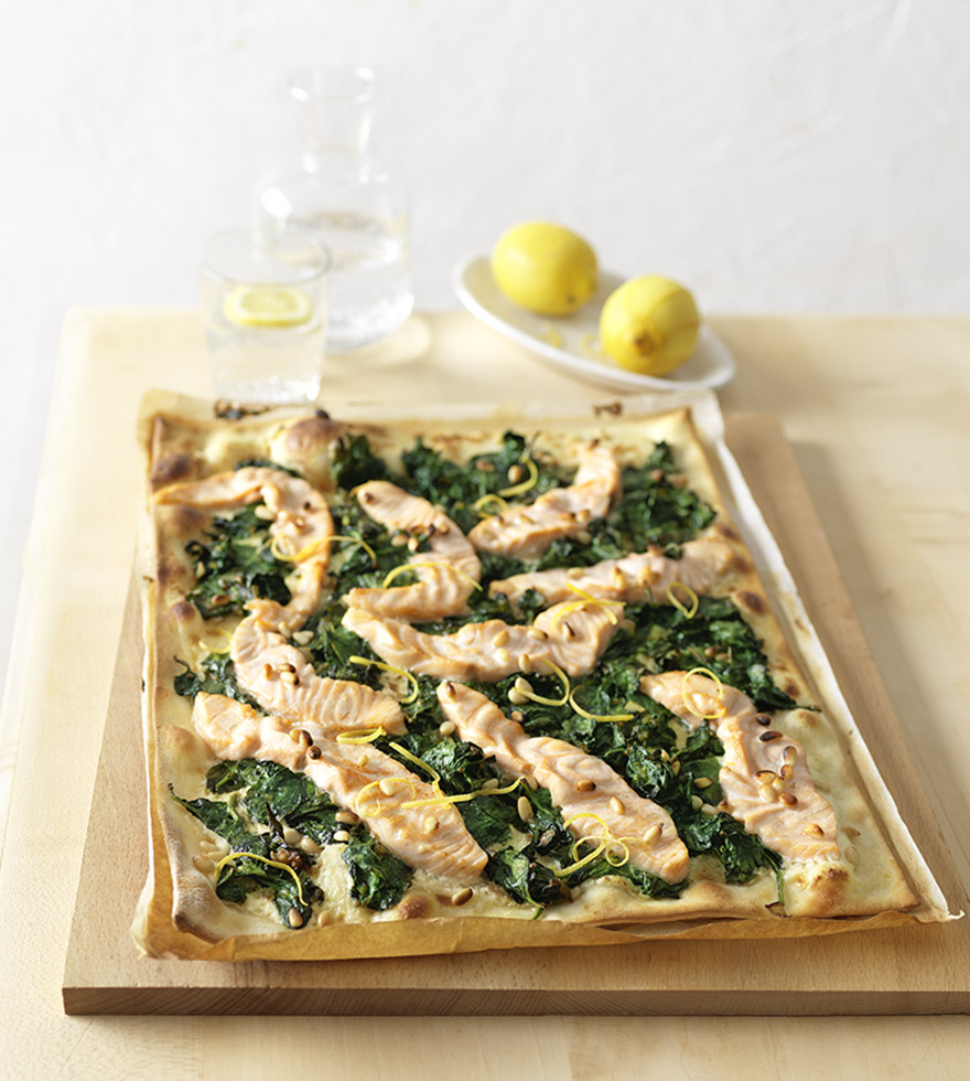 Flammkuchen mit Lachs und Spinat