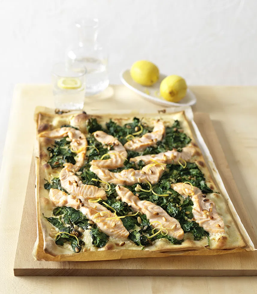 Flammkuchen mit Lachs und Spinat