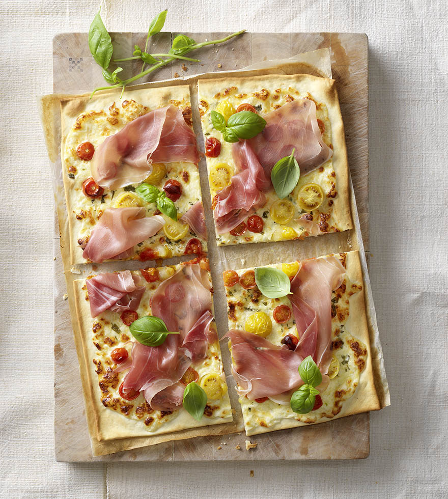 Flammkuchen mit Parmaschinken und Tomaten
