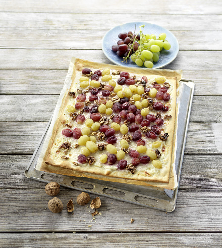 Flammkuchen mit Weintrauben und Walnuss