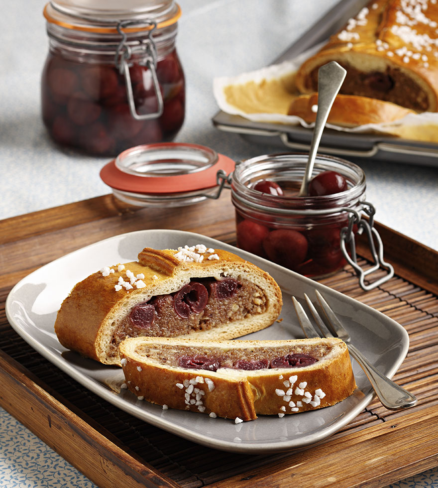 Kirschstrudel mit Nuss