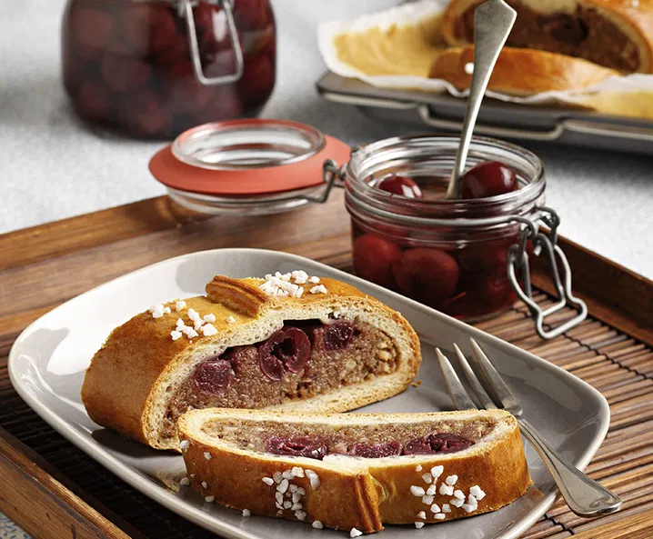 Kirschstrudel mit Nuss