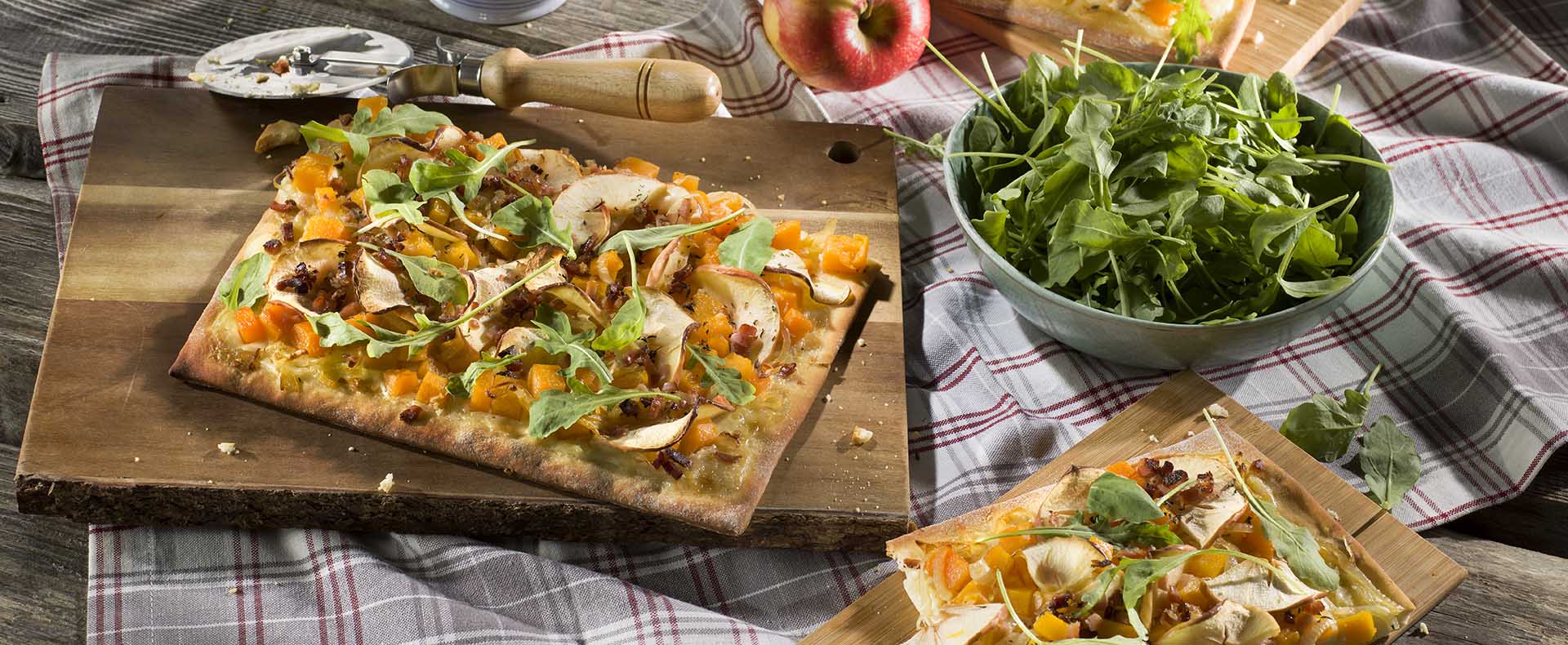 herbstliche Kürbispizza mit Apfel