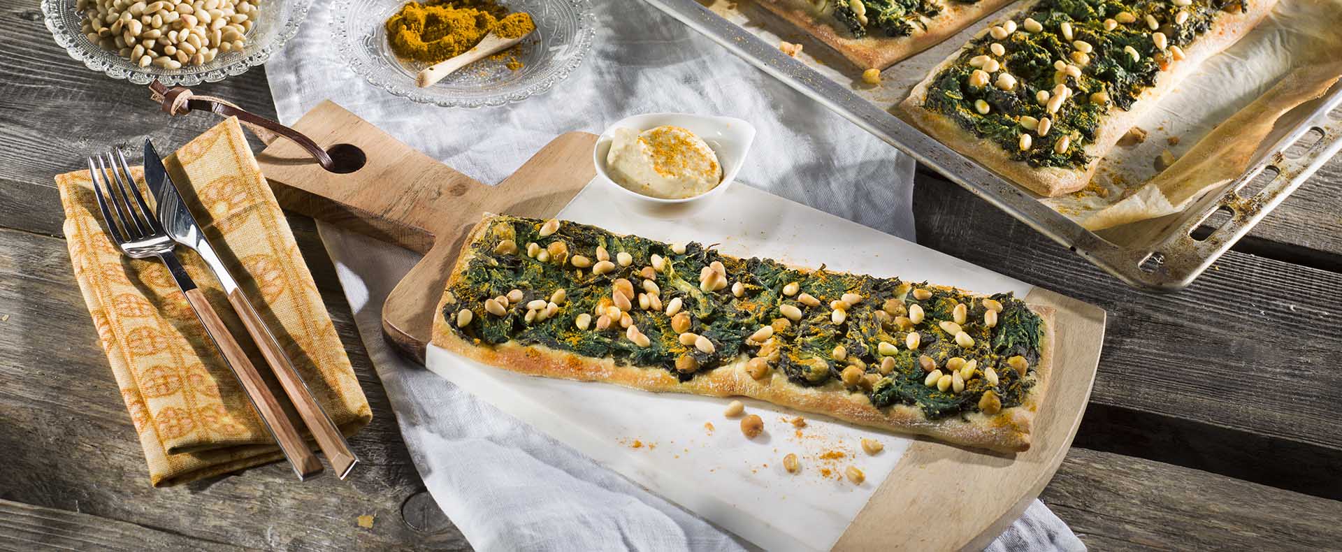 Vegane Pizzaschnitten mit Spinat und Hummus
