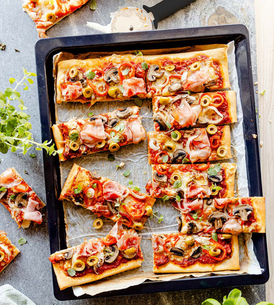 Schinkenpizza mit Champignons und Oliven