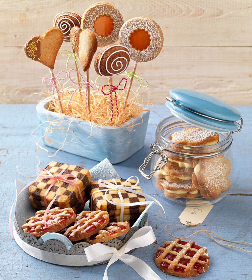 Geschenkpäckchen aus Schwarz-Weiß-Teig