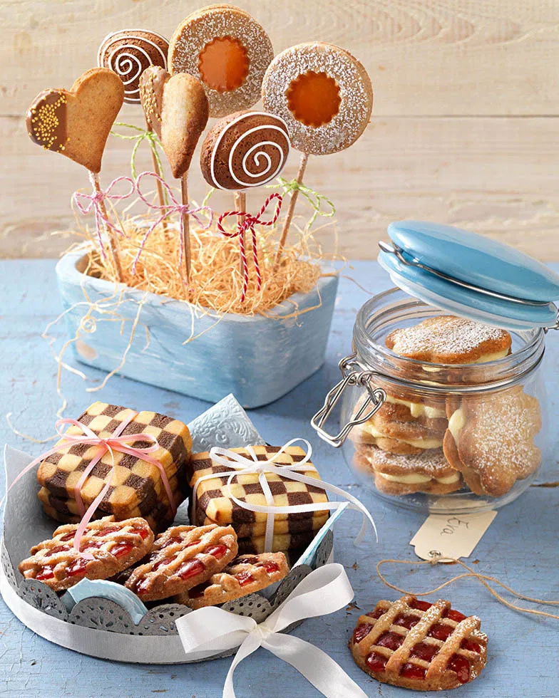 Geschenkpäckchen aus Schwarz-Weiß-Teig