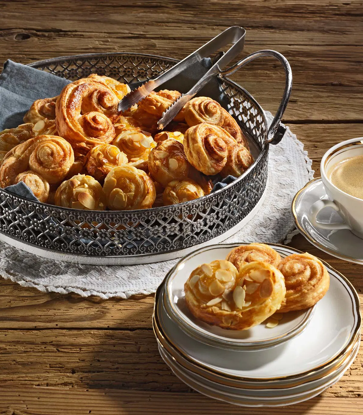 bladerdeeghapjes met koffie