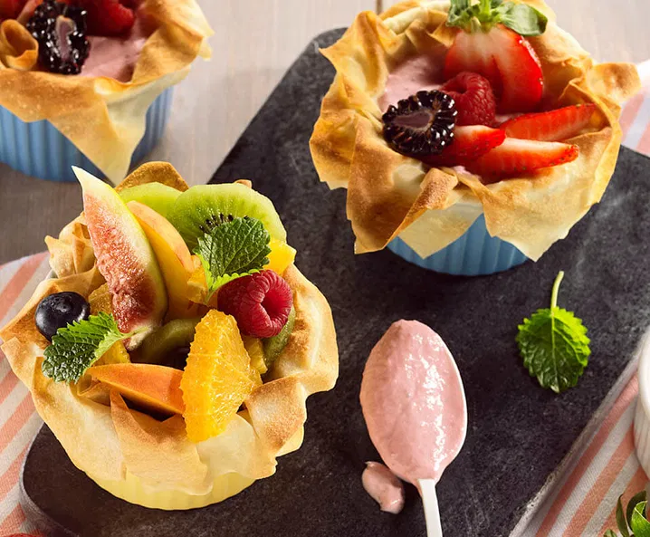 Süß gefüllte Strudelteigkörbchen mit Obst