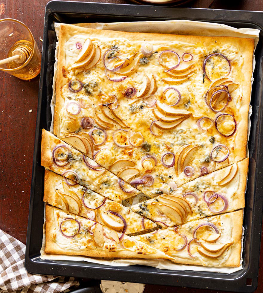 Pizza mit Gorgonzola und Birne