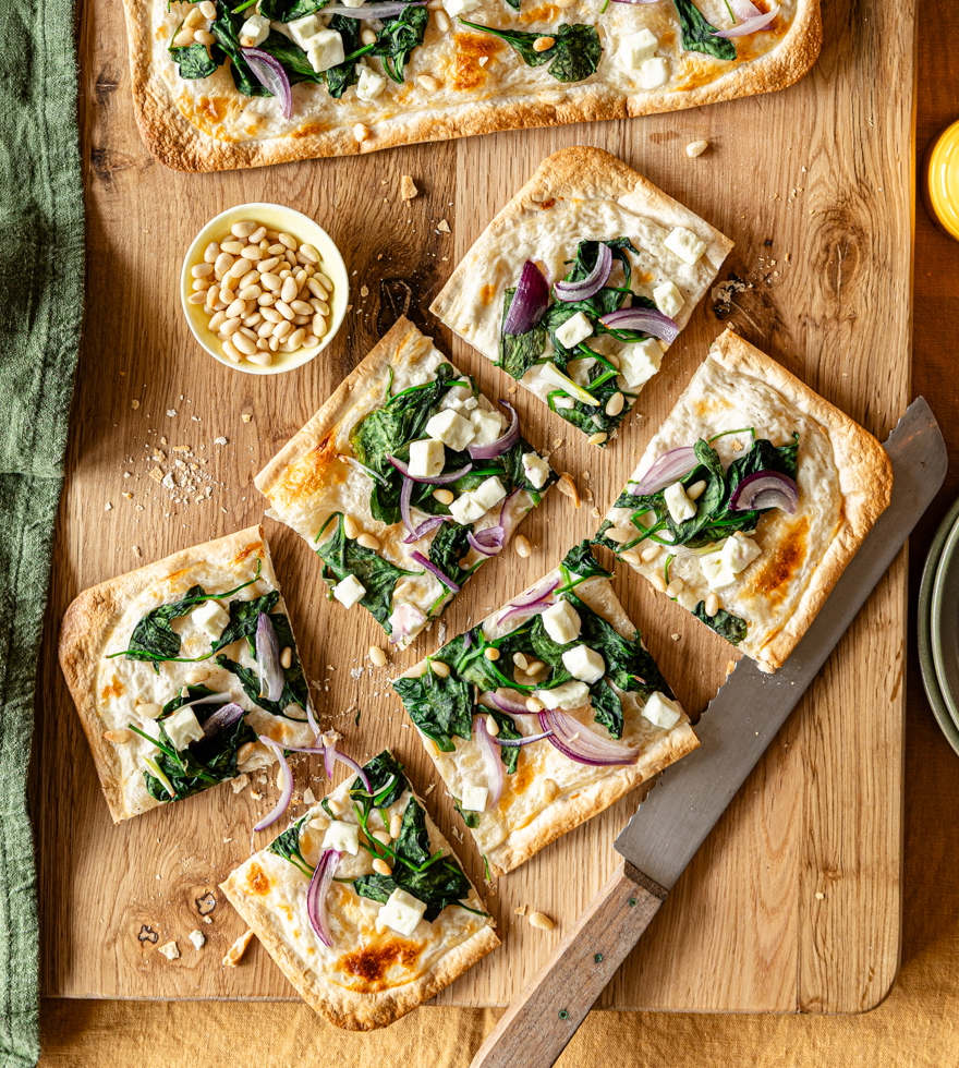 Flammkuchen mit Feta und Spinat