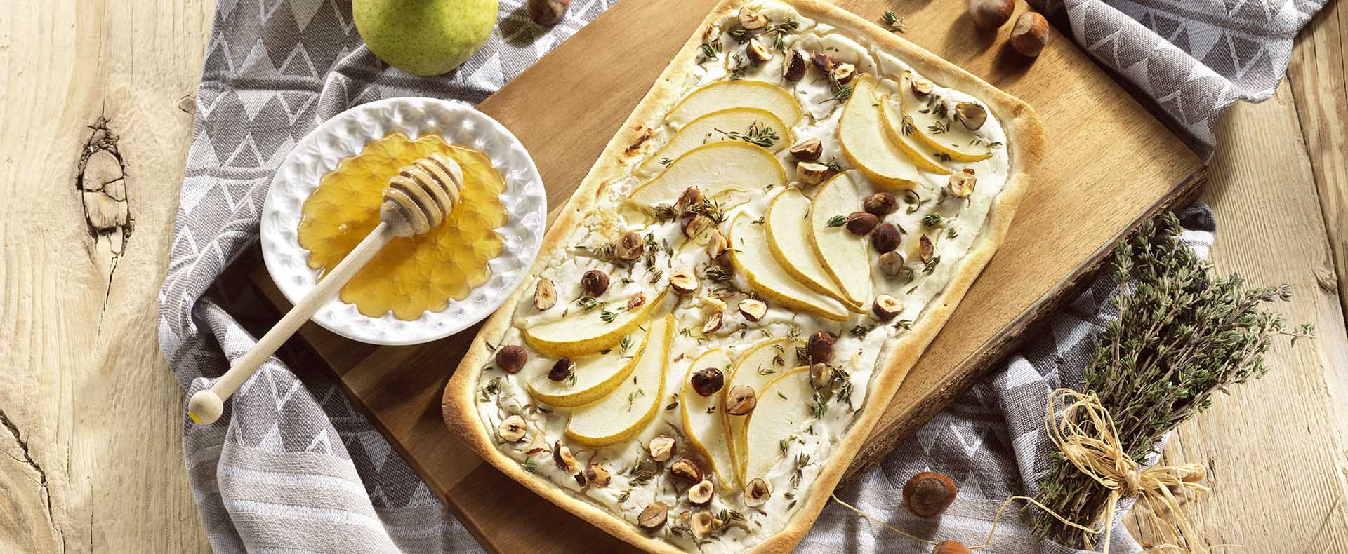 Flammkuchen mit Ziegenfrischkäse und Birnen
