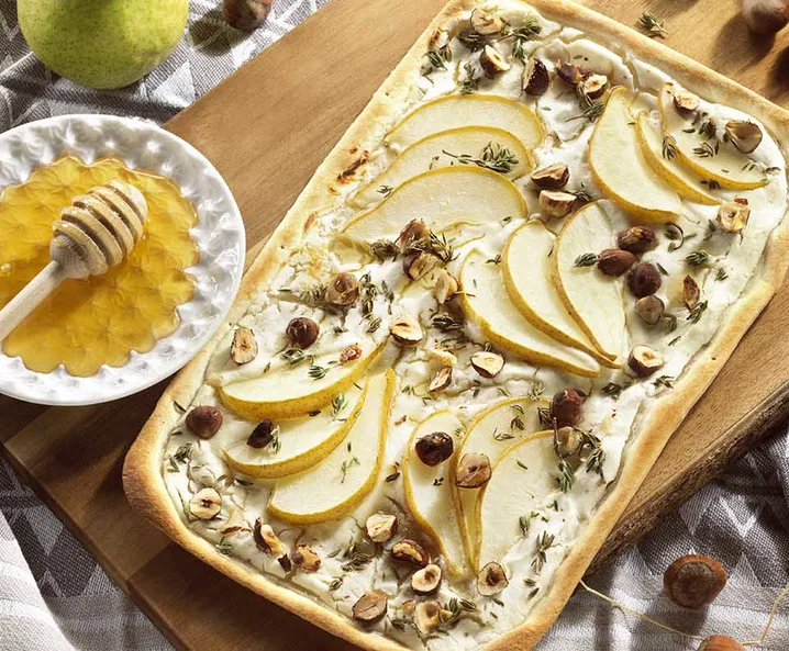 Flammkuchen mit Ziegenfrischkäse und Birnen