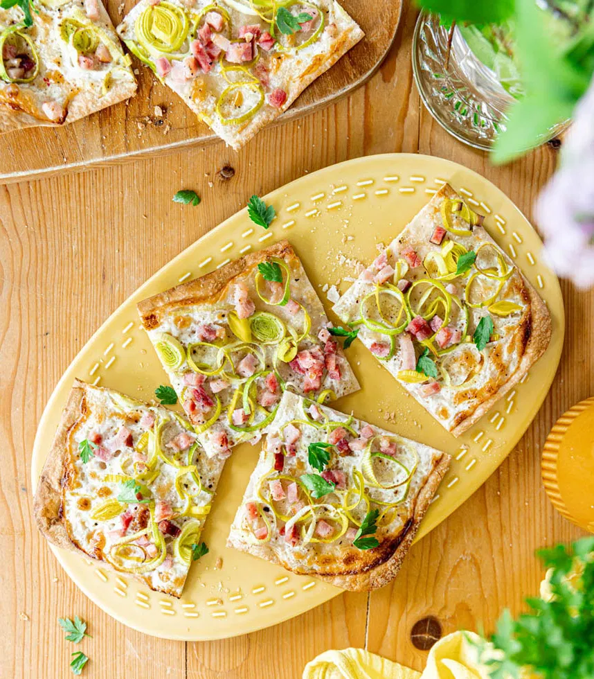 Flammkuchen mit Schinken und Lauch