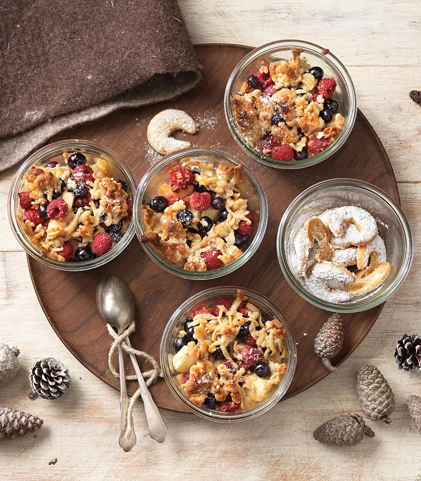 Apfel-Beeren-Crumble-mit-Vanillekipferlstreusel