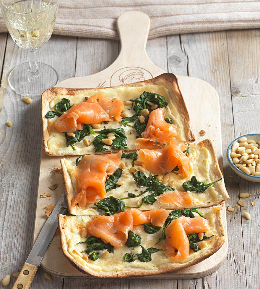 Flammkuchen mit Räucherlachs und Spinat