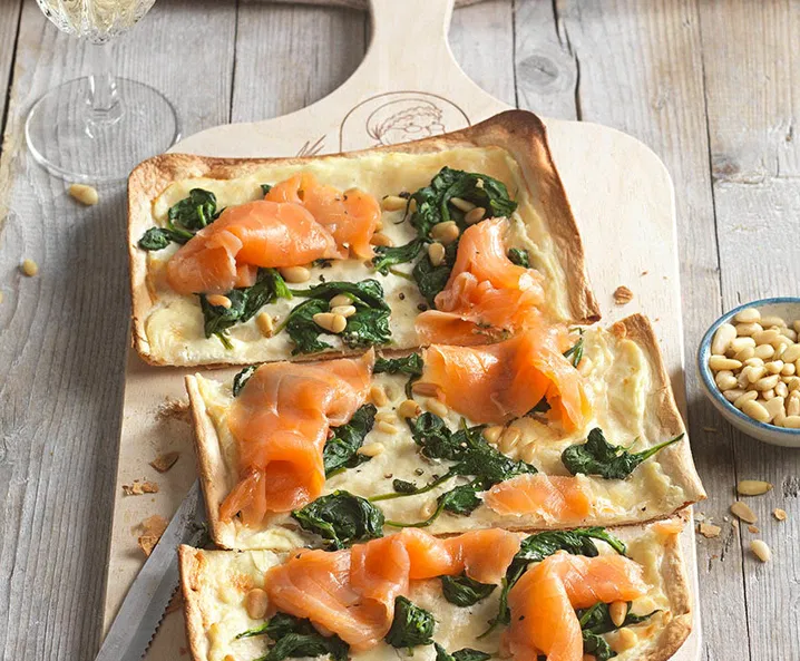 Flammkuchen mit Räucherlachs und Spinat
