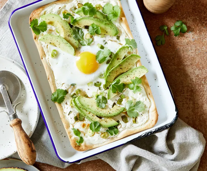 Flammkuchen mit Spiegelei und Avocado - Tante Fanny