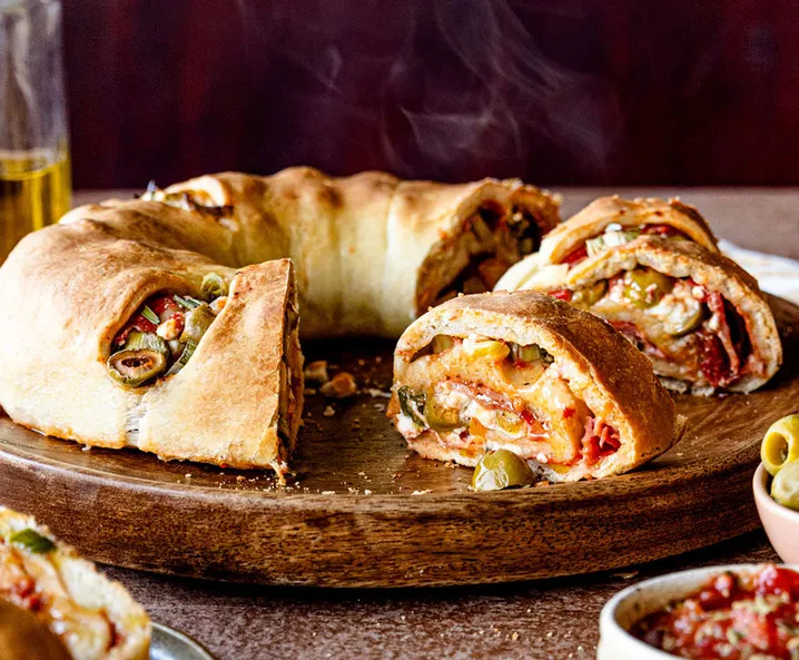 Pizzaring mit Schinken und Feta