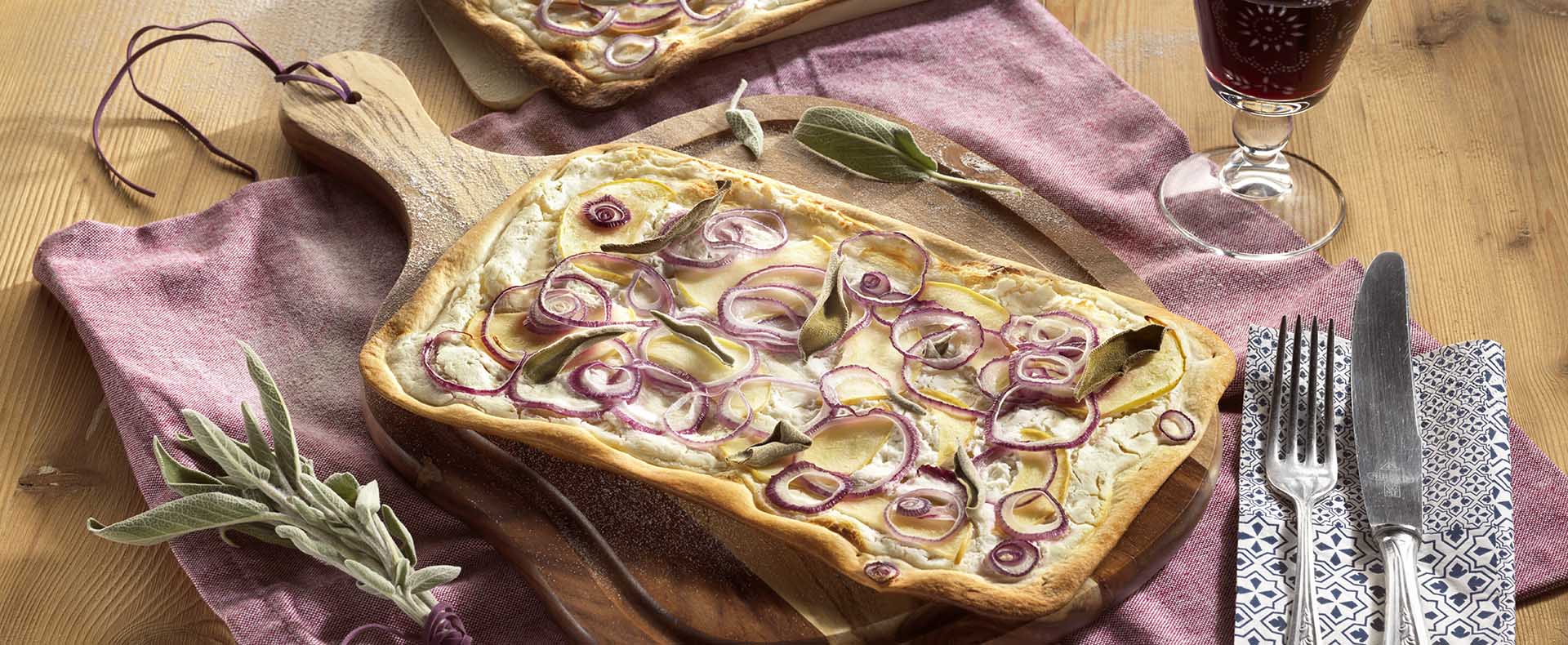 Flammkuchen mit Ziegenfrischkäse, Apfel und Zwiebel - Tante Fanny