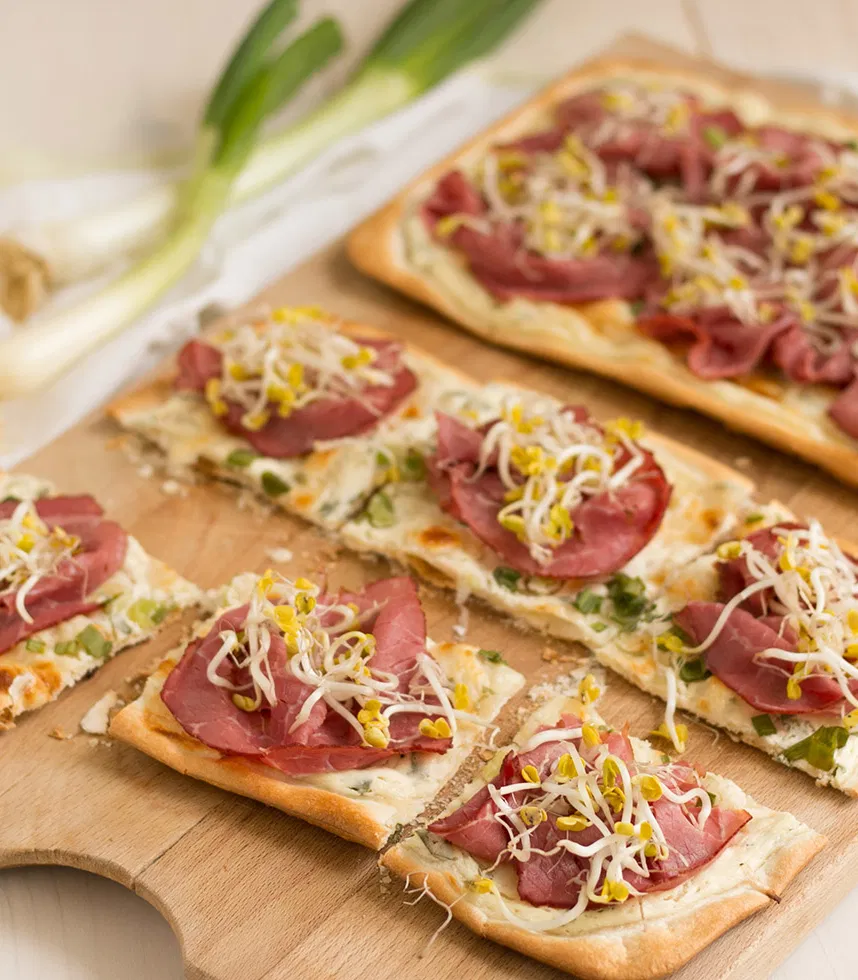 Flammkuchen mit Rindersaftschinken