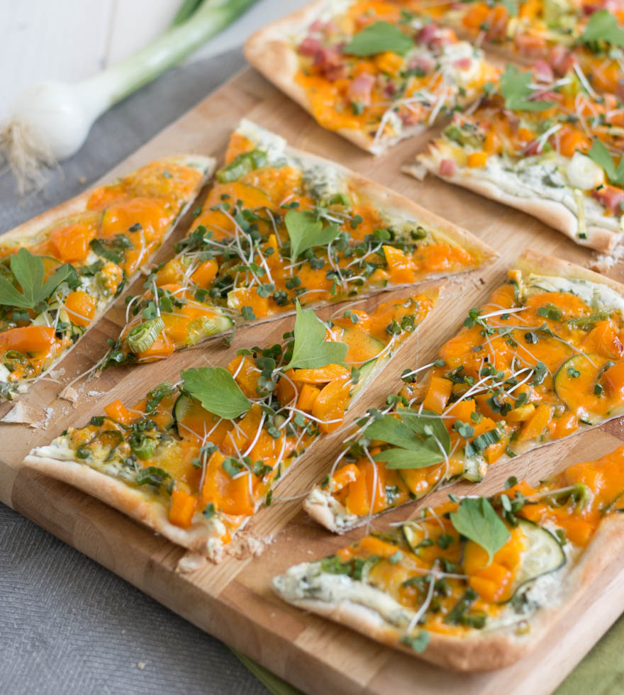 Tante Fanny Kräuter-Flammkuchen mit Karottenkäse