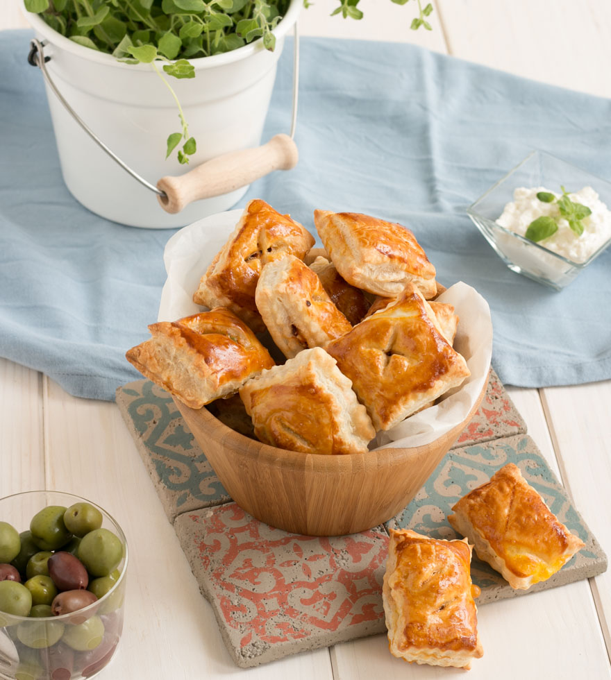 Mediterrane Tascherl mit Oliven, Tomaten und Feta - Tante Fanny