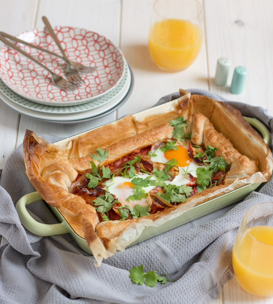 Shakshuka Frühstücks-Blätterteig-Quiche mit Speck und Ei