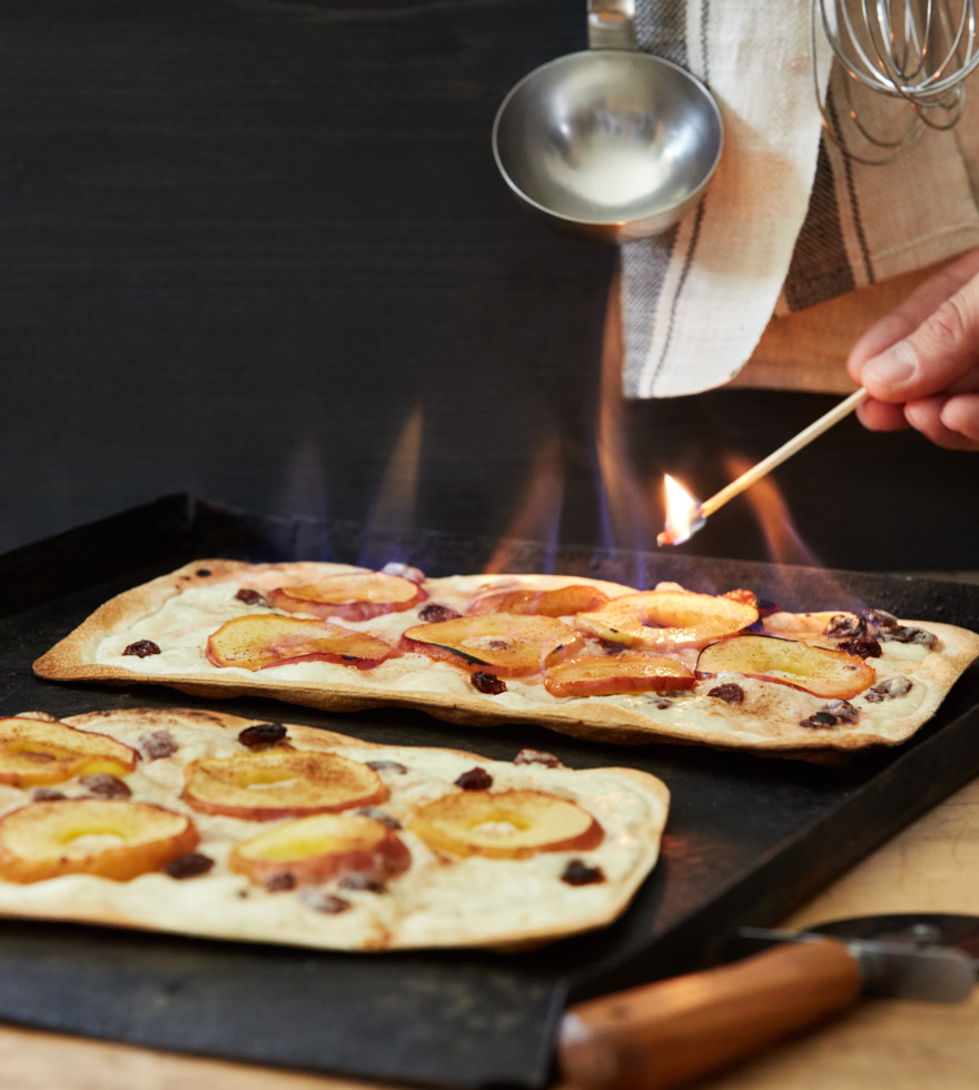Flambierter Flammkuchen mit Apfel und Rosinen