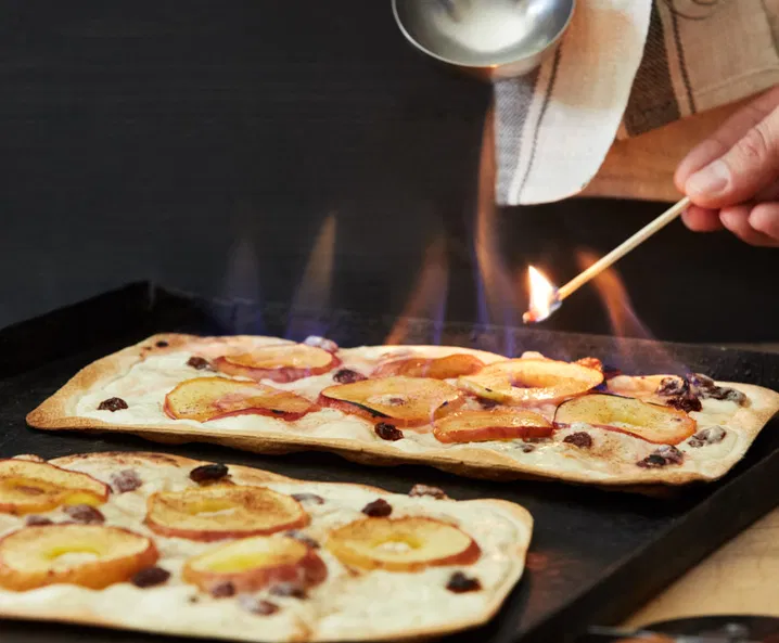 Flambierter Flammkuchen mit Apfel und Rosinen