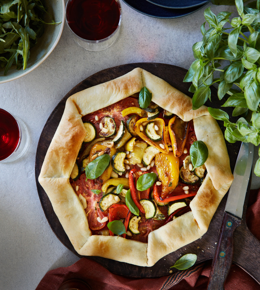 Mediterrane Galette mit Tomaten und Pfefferoni