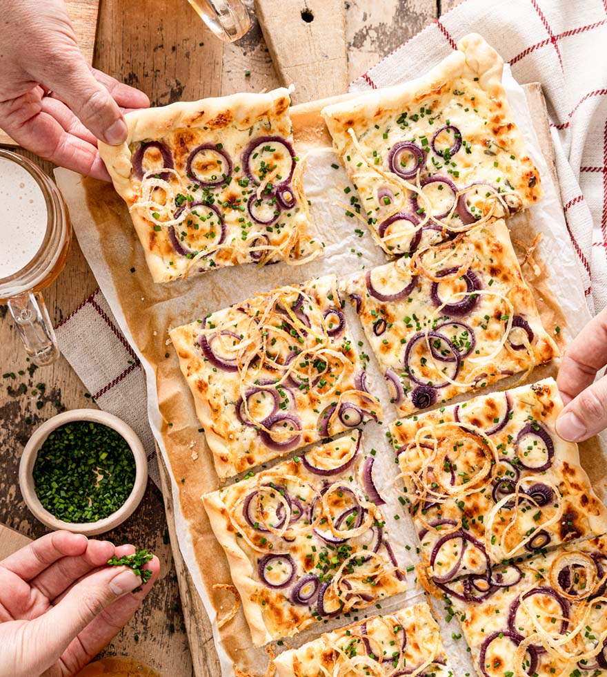 Hüttenflammkuchen mit Bergkäse und Röstzwiebeln - Tante Fanny