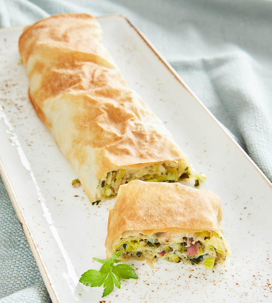 Lauchstrudel mit gezogenem Strudelteig