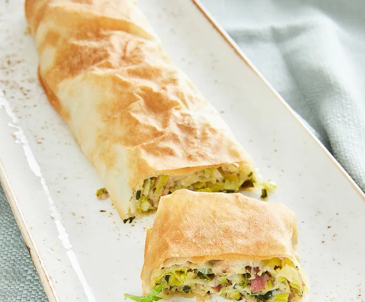 Lauchstrudel mit gezogenem Strudelteig