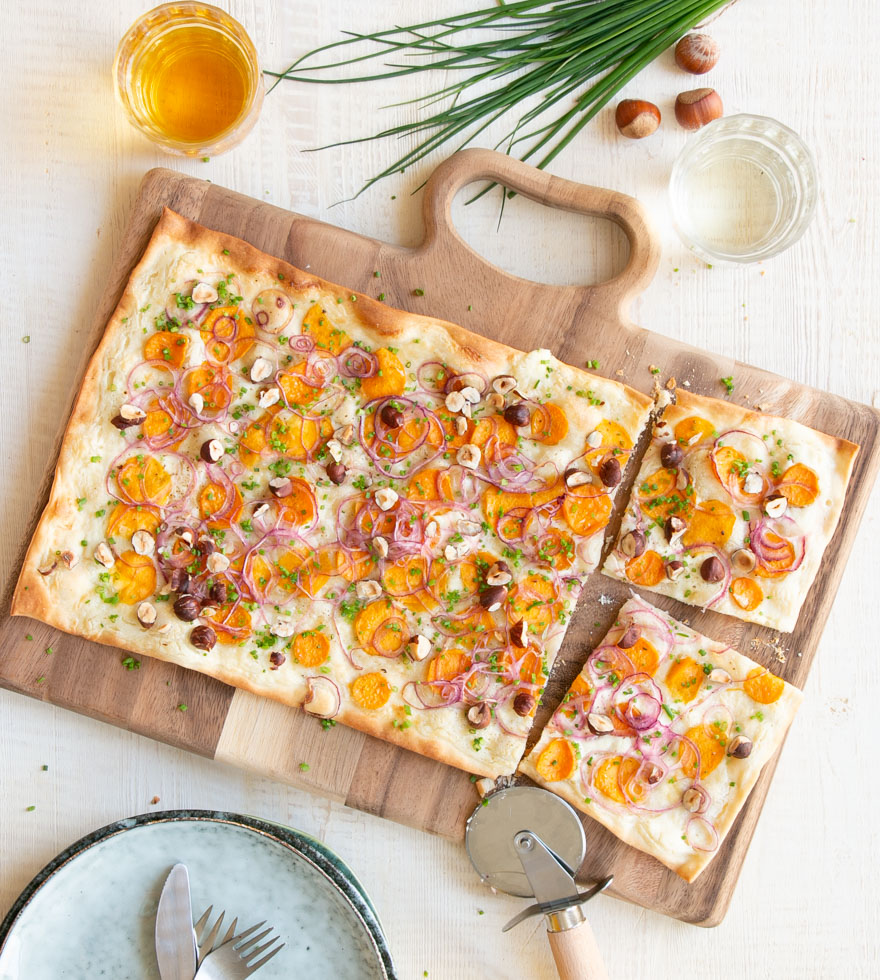 Flammkuchen mit Süßkartoffeln und Haselnüssen