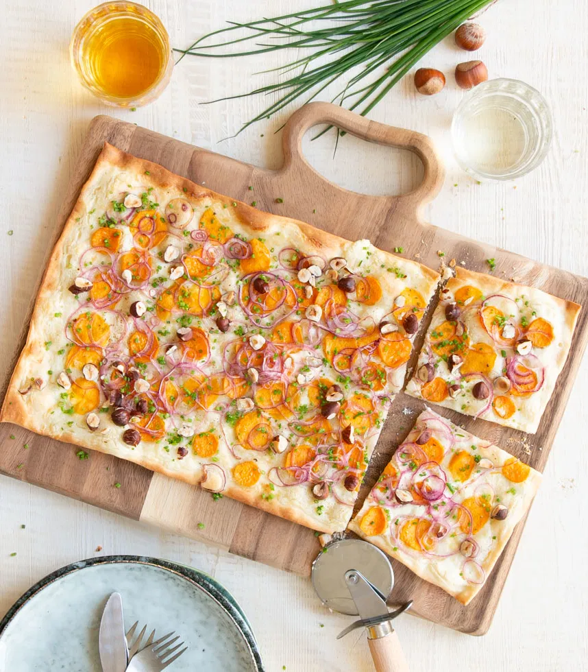 Flammkuchen mit Süßkartoffeln und Haselnüssen