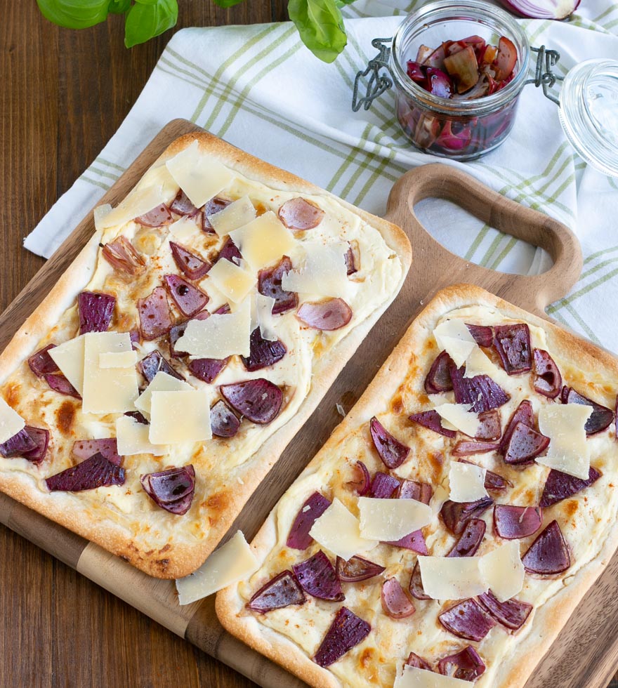Flammkuchen mit Balsamico Zwiebeln