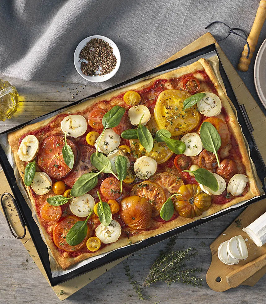 Pizza mit Ziegenkäse und bunten Tomaten