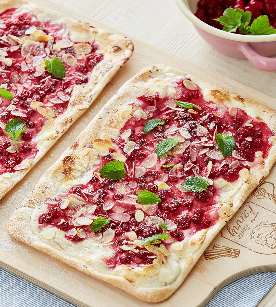 Süßer Flammkuchen mit Ribiseln und Mandeln